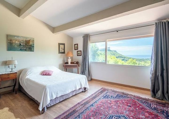 Chambre avec lit double et grande fenêtre donnant sur les falaises et la mer